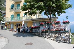budynek z kwiatami przed nim w obiekcie Hotel Panorama w mieście Riva del Garda