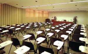 a room full of desks and chairs in a classroom at Hotel Capitol - Bianchi Hotels in Bellaria-Igea Marina