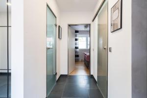 a hallway with glass doors and tile floors at Auszeit in Bad Zwischenahn