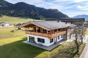 an aerial view of a house with mountains in the background at S'Mitterer in Itter
