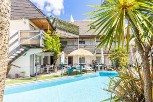 an image of a villa with a swimming pool at Ouest Découvertes in Crozon