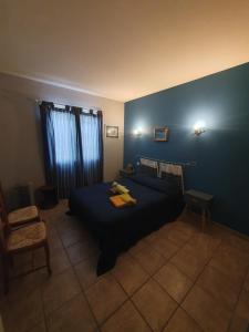 a bedroom with a bed and a blue wall at E case di u Puntale in Ghisonaccia