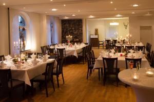 a banquet room with tables and chairs with white tablecloths at Klosterkrug Marienmünster in Marienmünster