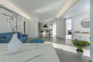 a white vase on a table in a living room at Villa Nidea in Ragusa