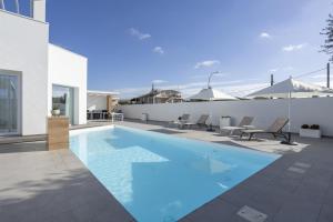 a swimming pool in the backyard of a house at Villa Nidea in Ragusa