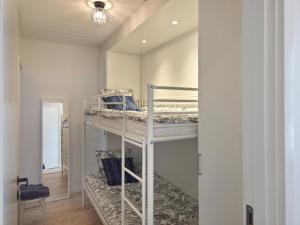 a room with two bunk beds in it at Nybyggt hus med 3 sovrum, jacuzzi och närhet till strand in Bergkvara +20 photos
