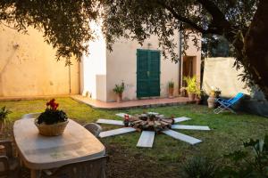 a garden with a table and a table sidx sidx sidx sidx at Casa Effe in Cecina
