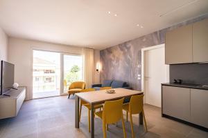 a kitchen and living room with a table and chairs at A&G Blue flat in Cavallino-Treporti