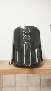 a black toaster sitting on top of a counter at Jahu Center Casas Un 8 in Jaú