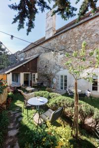 a garden with a table and chairs in front of a building at Am Znaimertor in Retz