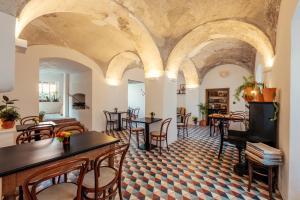a living room with arched ceilings and tables and chairs at Am Znaimertor in Retz