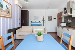 a kitchen and living room with a blue table and chairs at Ca Correr 326 in Cittadella