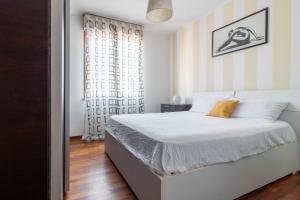 a bedroom with a white bed and a window at Ca Correr 326 in Cittadella