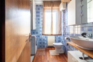 a bathroom with a sink and a toilet at Ca Correr 326 in Cittadella