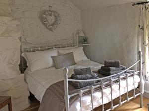a bedroom with a bed with towels on it at 3 Bed in Blaenau Ffestiniog oc-wah538 in Trawsfynydd