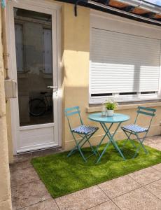 two chairs and a table in front of a window at Nouveau Centre Ville in Saumur