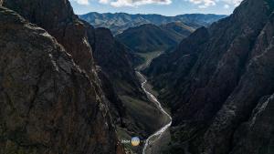 a view of a canyon with a river in the middle at Shaanlda in Ongon