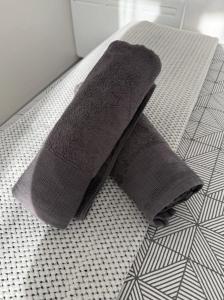 two brown towels sitting on top of a bed at Superbe appartement au centre de POISSY in Poissy