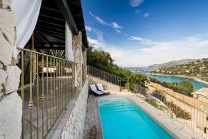 een huis met een zwembad en een balkon bij Villa Giglio in Torre delle Stelle