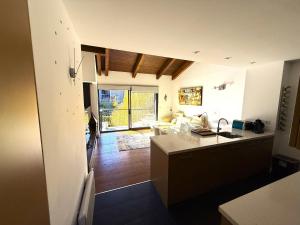 a room with a kitchen and a living room at Apartament 5 persones Llar de Foc i Piscina in Saillagouse
