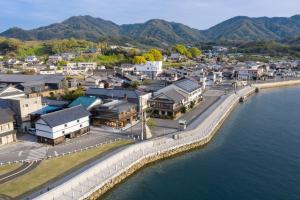 eine Luftaufnahme einer Stadt am Wasser in der Unterkunft SOIL Setoda in Onomichi + 100 Fotos