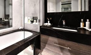 a bathroom with two sinks and a bath tub at Kos blue & green in Kos
