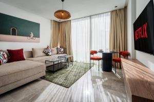 a living room with a couch and a table at Résidence Happy Living in Casablanca