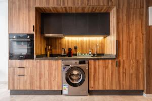 a kitchen with a washing machine and a microwave at Résidence Happy Living in Casablanca