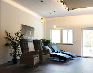 a living room with chairs and a couch at Glöckle Mühle, Ferienwohnungen und Camping mit Sauna in Herbolzheim +71 photos