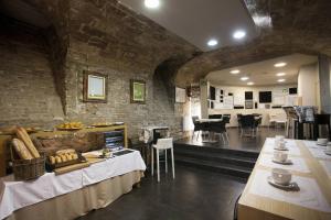 a restaurant with aasteryasteryasteryasteryasteryasteryasteryasteryasteryasteryasteryastery at Hotel Pilar Plaza in Zaragoza