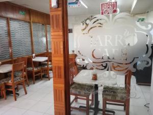 un restaurante con mesa y sillas en una habitación en Hotel Citlalli Xalapa, en Xalapa