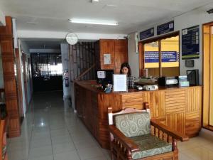 a woman sitting at a counter in a restaurant at Hotel Citlalli Xalapa in Xalapa