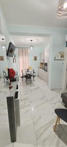 a kitchen and dining room with a table and chairs at A casa di Ro 2 in Nola