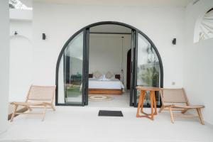 two chairs and a table in a room with a bed at Glamor Kintamani in Kubupenlokan +43 photos