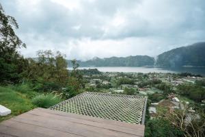 a view of a town and a body of water at Glamor Kintamani in Kubupenlokan