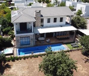 an aerial view of a house with a swimming pool at Casa del Barone - וילה יוקרתית עם בריכה פרטית in Kefar Tavor