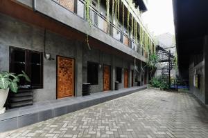 an empty street in front of a building at Urbanview Hotel Syariah Keys Banjarmasin by RedDoorz in Terantang