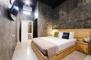 a bedroom with a large bed in a room at Urbanview Hotel Syariah Keys Banjarmasin by RedDoorz in Terantang +20 photos