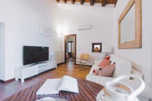 a living room with a couch and a tv at Sea View Duomo Luxury in Syracuse