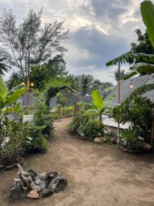 ein Garten mit Bäumen und Pflanzen und einem Weg in der Unterkunft Ubuntu Glamping - Adult Campers Only in Gili Trawangan