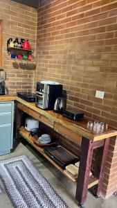 a kitchen with a counter with a microwave on it at Cabana na Mata Paraíso da Serra in Aquidauana
