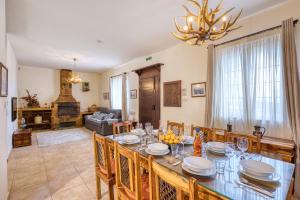 a dining room with a long table and chairs at Stunning 2BR Villa with Pool in Mġarr