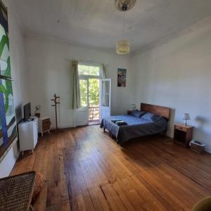 a bedroom with a bed and a wooden floor at Habiteca Acentto B&B in Viña del Mar