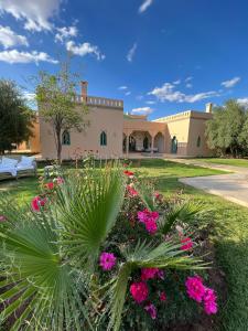 a building with pink flowers in a yard at Privat Villa in Marrakesch with Pool & Garten in Marrakesh