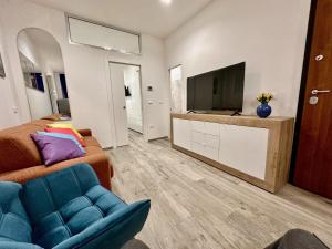 a living room with a blue couch and a television at L'Angolo Tranquillo in Monterosso al Mare