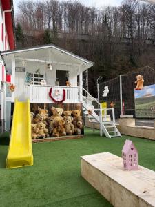 eine Gruppe Teddybären auf einem Spielplatz in der Unterkunft Hotel Gâlma in Moroeni