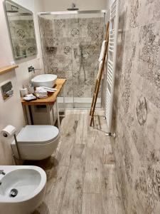 a bathroom with two sinks and a toilet and a shower at L'Angolo Tranquillo in Monterosso al Mare +15 photos
