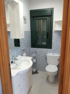 ein Badezimmer mit einem weißen Waschbecken und einer Toilette in der Unterkunft Trisquel 2 in Laroá