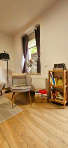ein Wohnzimmer mit einem Sessel und einem Fenster in der Unterkunft Johnis FeWo, Nähe Stadtzentrum - Uni in sehr ruhiger Lage mit Terrasse und eigenem Parkplatz in Cottbus + 27 Fotos