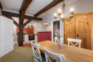 a kitchen and dining room with a wooden table and chairs at Brauhaus am Schloss in Gartow